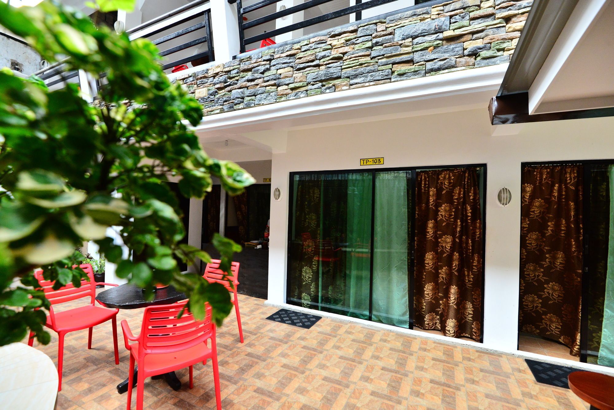 Хостел Travellers Pad Boracay Balabag  Екстер'єр фото