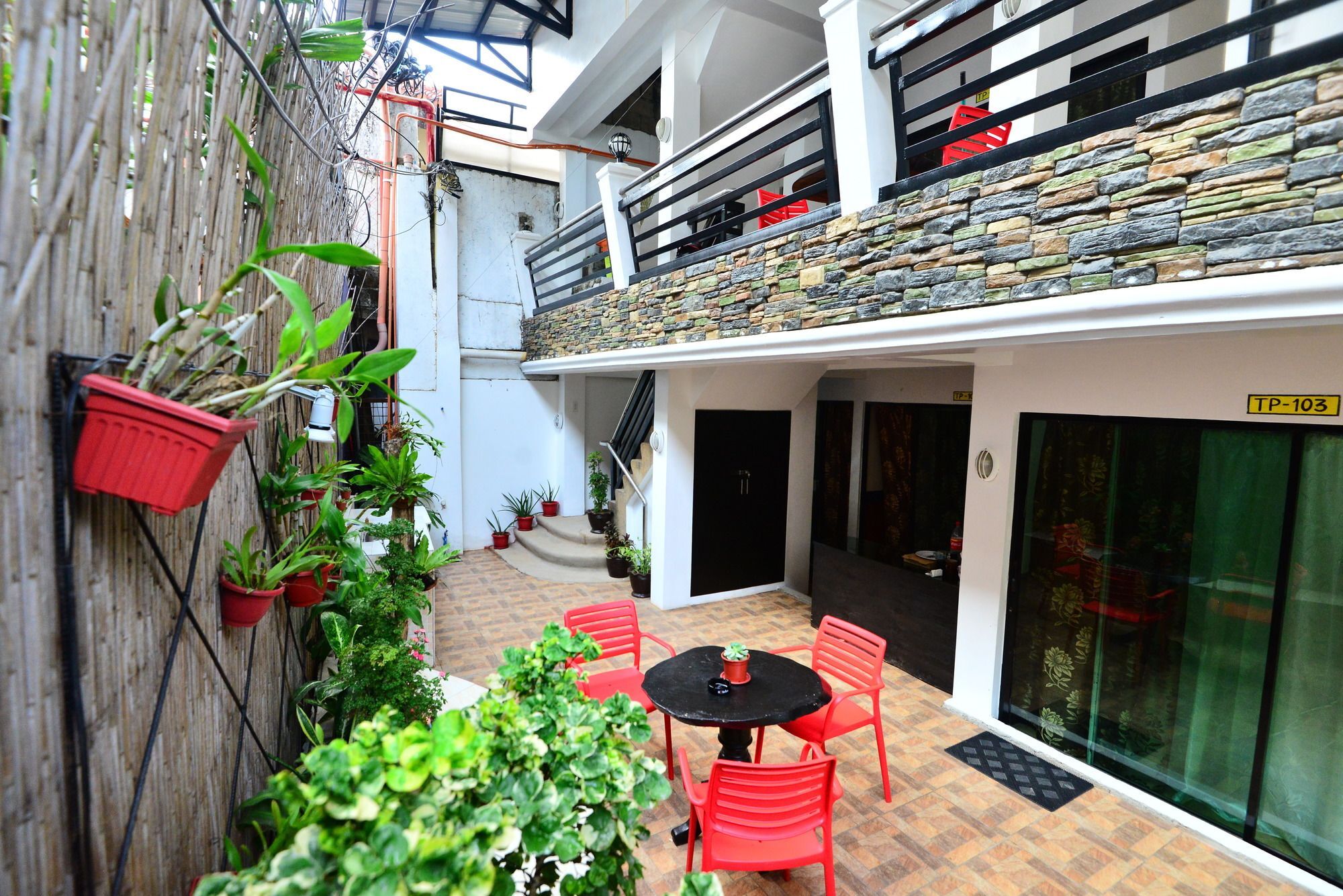 Хостел Travellers Pad Boracay Balabag  Екстер'єр фото