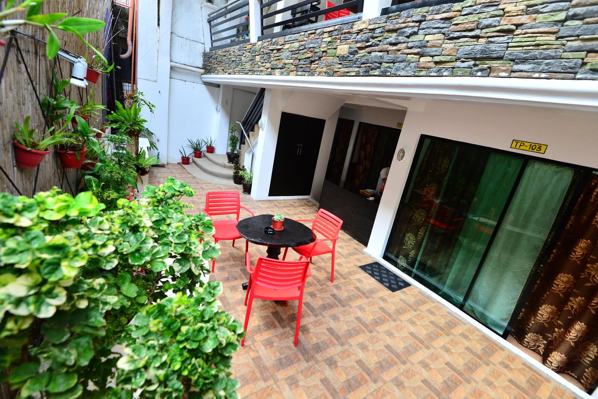 Хостел Travellers Pad Boracay Balabag  Екстер'єр фото