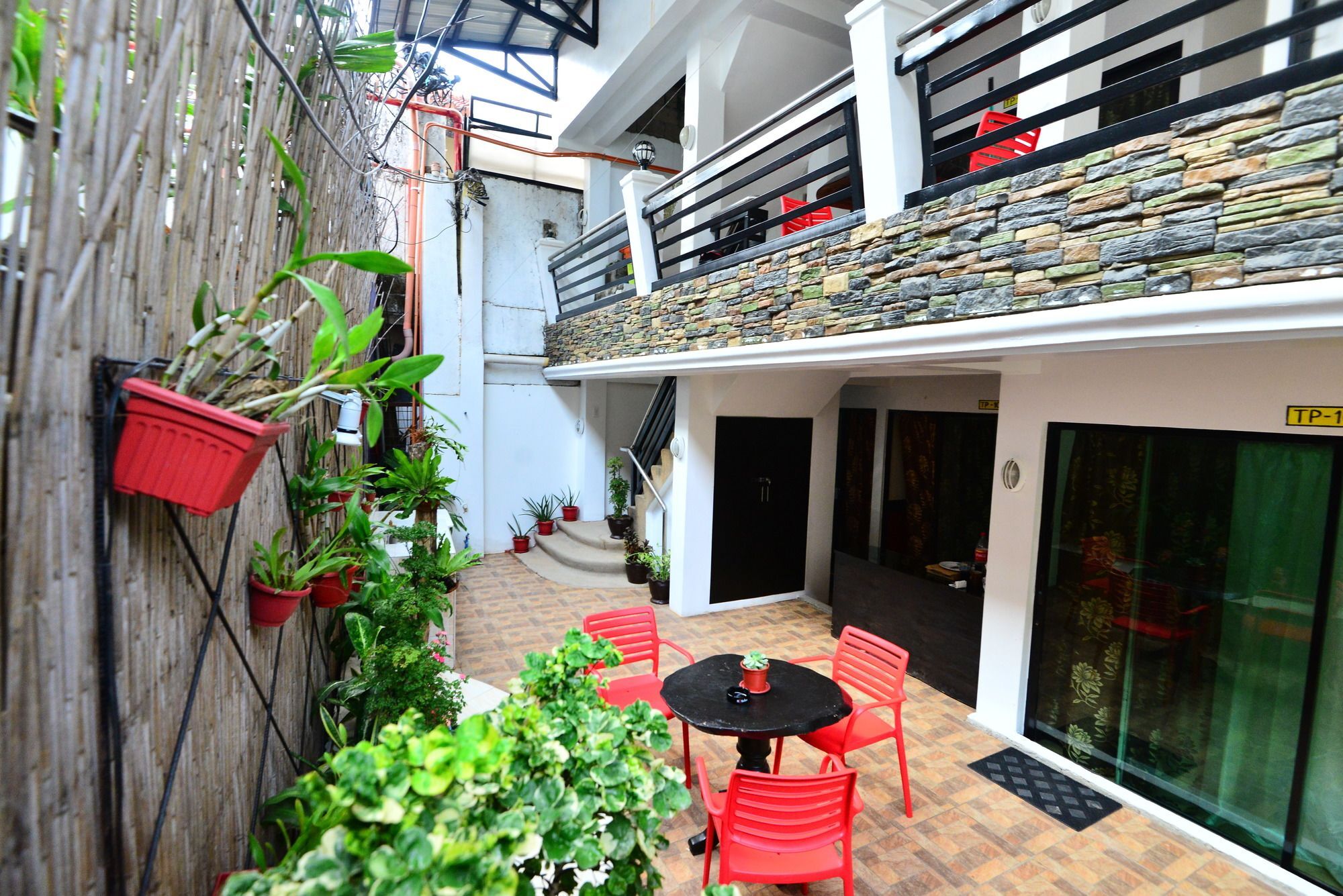 Хостел Travellers Pad Boracay Balabag  Екстер'єр фото